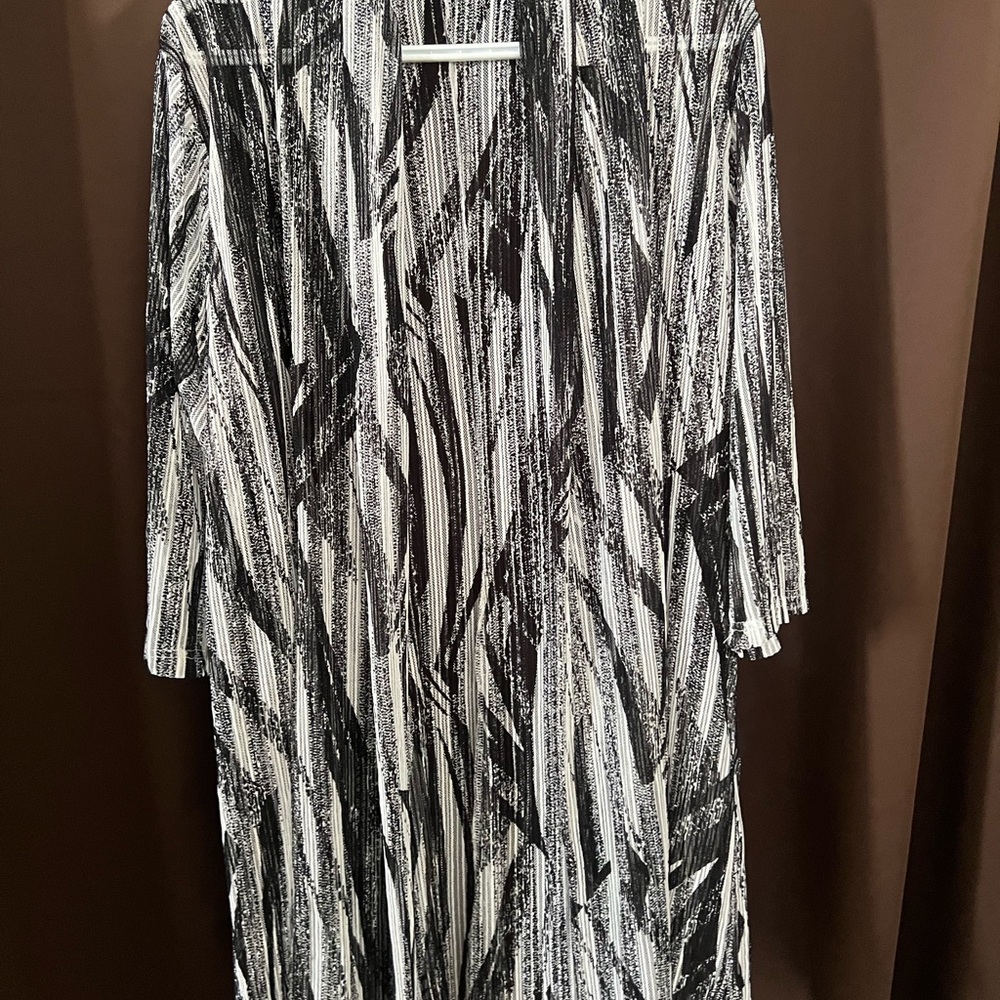 Elegant Black and White Striped Scarf